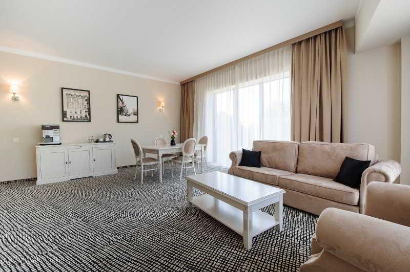 Hotel Trzebnica Exteriör bild