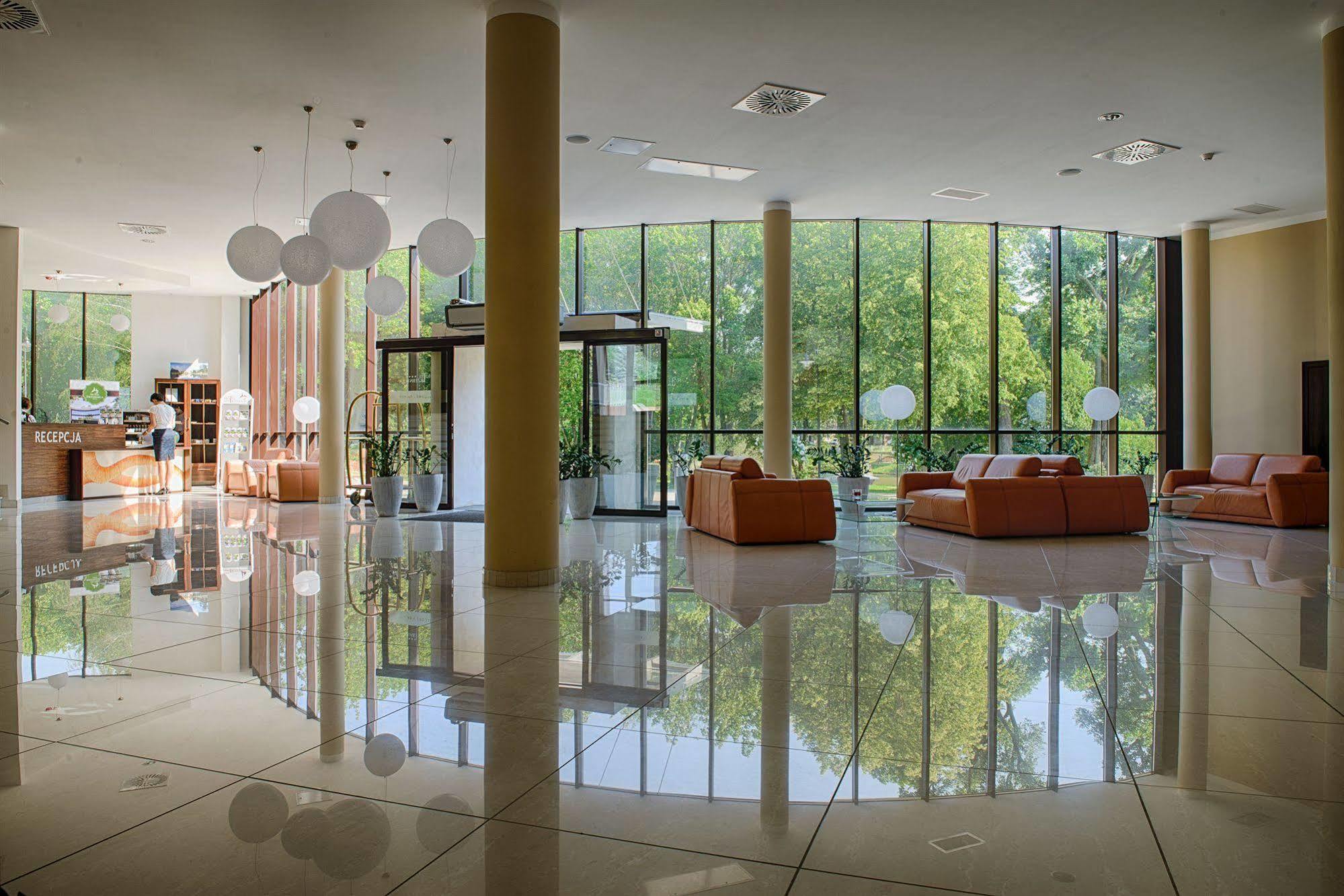 Hotel Trzebnica Exteriör bild