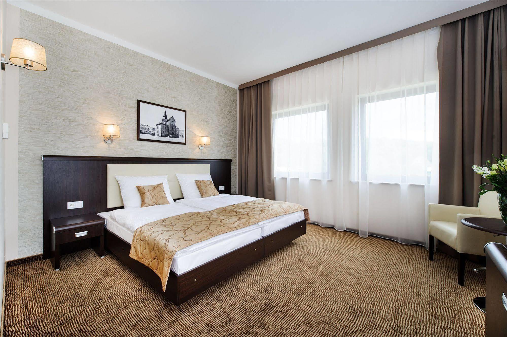 Hotel Trzebnica Exteriör bild